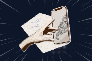 هیچچیز ناامیدکنندهتر از اپلیکیشنی نیست که با زحمت توسعه داده شده اما کسی از وجودش خبر ندارد. در بازاری پر از گزینههای مشابه، موفقیت فقط نصیب اپهایی میشود که مسیر معرفی و جذب کاربر را هوشمندانه طی کردهاند. اگر برای معرفی اپلیکیشن خود برنامهای ندارید، در واقع فقط یک محصول دیجیتال بیصدا ساختهاید. این مطلب دقیقا به همین موضوع میپردازد: اپلیکیشن مارکتینگ، استراتژیهای کارآمد، و روشهایی برای سنجش موفقیت واقعی. بازاریابی اپلیکیشن چیست و به چه معناست؟ بازاریابی اپلیکیشن فقط به تبلیغات یا کمپینهای پرزرقوبرق راهاندازی محدود نمیشود؛ بلکه استراتژی جامع و پویا برای جذب، درگیر کردن و نگهداشتن کاربران در طول عمر یک اپلیکیشن است. این نوع بازاریابی از مراحل اولیه آگاهی و نصب شروع میشود و تا تعامل مداوم، درآمدزایی، فعالسازی مجدد کاربران غیرفعال و جلوگیری از ریزش آنها ادامه دارد. چطور این اتفاق میافتد؟ با اجرای کمپینهای هماهنگ در کانالهای مختلف، از تبلیغات و ایمیل گرفته تا نوتیفیکیشنهای دروناپ، پیامک و حتی پیامهای شخصیسازیشده بر اساس رفتار کاربر. همچنین با بهینهسازی مسیرهای کاربری داخل اپ و تنظیم پیامها متناسب با مراحل مختلف چرخه عمر کاربر. سودمندترین روشهای بازاریابی اپلیکیشن چیست؟ حال که مفهوم اپلیکیشن مارکتینگ را متوجه شدید، زمان آن رسیده که با کارآمدترین و سودمندترین روشهای جذب و نگهداری کاربران نیز آشنا شوید. بازاریابی اپلیکیشن راههای متنوع و خلاقانهای دارد که هر کدام میتوانند بهتنهایی یا ترکیبی، شما را به موفقیت برسانند. در ادامه، چند روش اثربخش و پربازده را معرفی میکنیم: بهینهسازی اپ استور (ASO): بهینهسازی اپ استور یعنی هنر دیده شدن در دل فروشگاههای اپلیکیشن. با انتخاب هوشمندانه عنوان، توضیحات جذاب، کلمات کلیدی درست و طراحی بصری چشمنواز (مثل اسکرینشات و ویدیو)، اپلیکیشن شما در صدر نتایج جستجو قرار میگیرد و توجه کاربران بالقوه را به خود جلب میکند. تبلیغات پولی: گاهی برای دیده شدن سریعتر، باید هزینه کرد. تبلیغات هدفمند در شبکههای اجتماعی، گوگل ادوردز، شبکههای تبلیغاتی یا حتی تبلیغات آفلاین مثل بنرها و حضور در نمایشگاهها، میتواند سرعت رشد دانلودهای اپ شما را به شکل چشمگیری افزایش دهد. بازاریابی محتوا: محتوای ارزشمند، شاه کلید جذب و نگهداشت کاربران است. تولید مقالات، ویدیوها و اینفوگرافیکهای آموزشی و جذاب، نهتنها برند شما را در جایگاه یک متخصص تثبیت میکند، بلکه باعث افزایش آگاهی و انگیزه کاربران برای دانلود اپ میشود. بازاریابی ایمیلی: ارسال پیامهای هدفمند و شخصیسازی شده به افرادی که پیشتر به نوعی با شما در ارتباط بودهاند، شانس بیشتری برای تبدیل آنها به کاربر واقعی اپ ایجاد میکند. این روش ساده اما قدرتمند، میتواند بازدید و دانلود اپ شما را به شکل چشمگیری افزایش دهد. تبلیغات درون برنامهای: این نوع تبلیغات، یکی از قویترین ابزارها برای افزایش نصب و دانلود اپلیکیشنهاست. شاید بارها هنگام استفاده از اپلیکیشنهای مختلف، تبلیغات بنری یا ویدئویی مرتبط با سایر برنامهها را دیده باشید؛ این همان جایی است که بازاریابی هوشمند به کمک توسعهدهندگان میآید. این مدل تبلیغات باعث میشود هر ریال هزینهای که پرداخت میکنید، به شکل بهینه صرف جذب کاربر واقعی شود. عملکرد اپلیکیشن در مارکت چطور اندازهگیری میشود؟ زمانی که درباره موفقیت بازاریابی اپلیکیشن صحبت میکنیم، تنها حدس و گمان کافی نیست. باید دقیقاً بدانید چه چیزی جواب میدهد و چه چیزی نیاز به تغییر دارد. به همین دلیل، اندازهگیری عملکرد هر حرکت بازاریابیتان مثل قطبنمایی است که مسیر درست را نشان میدهد. در جدول زیر، چند معیار کلیدی برای اندازهگیری عملکرد اپلیکیشن که نباید از قلم بیندازید را معرفی میکنیم: معیار تعریف اهمیت و کاربرد تعداد دانلود تعداد دفعات نصب اپلیکیشن نشاندهنده میزان علاقه کاربران و مقایسه با رقبا حفظ کاربر کاربران فعال پس از دانلود میزان رضایت و تداوم استفاده کاربران تعامل درون برنامهای مدت زمان و دفعات استفاده از اپ و ویژگیها سنجش جذابیت و کارایی اپلیکیشن نرخ تبدیل درصد کاربران انجامدهنده اقدام خاص (خرید، اشتراک) ارزیابی موفقیت کمپینهای بازاریابی هزینه به ازای هر جذب (CPA) هزینه جذب هر کاربر جدید بهینهسازی هزینههای بازاریابی بازگشت سرمایه (ROI) نسبت درآمد به هزینه کمپین تعیین سودآوری و جهتگیری سرمایهگذاریها رتبه در اپ استور جایگاه اپلیکیشن در نتایج جستجو بهبود رشد ارگانیک و استراتژی ASO کاربران فعال روزانه و ماهانه (DAU & MAU) تعداد کاربران فعال در روز و ماه نشاندهنده میزان تعامل و فعالیت کاربران بهترین استراتژیهای بازاریابی اپلیکیشن با وجود میلیونها کاربر موبایل، بازار برای اپلیکیشنهای نو همچنان پررونق است. اما حقیقت این است که تنها داشتن یک اپلیکیشن خوب برای موفقیت کافی نیست. اگر بدون هیچگونه تبلیغ یا اطلاعرسانی، اپلیکیشن خود را منتشر کنید، درست مثل این است که فروشگاهی فوقالعاده را وسط بیابان راهاندازی کردهاید! برای اینکه اپلیکیشن شما از همان ابتدا بدرخشد، باید پیش از انتشار رسمی، سر و صدایی به پا کنید. خبر خوب اینجاست که تاکتیکهای هوشمندانهای برای بازاریابی اپلیکیشن پیش از راهاندازی وجود دارد که میتواند توجه مخاطبان را جلب کرده و اشتیاق آنها برای دانلود را افزایش دهد، ازجمله: انجام تحقیقات بازار و رقبا تا زمانی که مخاطب هدف خود را بهخوبی نشناسید، نمیتوانید برای آنها بازاریابی اپلیکیشن مؤثری انجام دهید. قبل از شروع هرگونه کمپین یا استراتژی بازاریابی، بهتر است مشخصات زیر را در مورد مخاطبان بالقوه خود بررسی کنید: سن و موقعیت جغرافیایی؛ صنعت یا حوزه کاری؛ سبک زندگی و علایق؛ سطح درآمد؛ شبکههای اجتماعی و پلتفرمهای مورد استفاده؛ افراد تأثیرگذار (اینفلوئنسرهایی که دنبال میکنند)؛ عادتهای آنلاین (کجا وقت میگذرانند؟ چه محتوایی را دوست دارند؟). زمانی که تصویری واضح از مخاطب خود داشته باشید، میتوانید پیام بازاریابیتان را در جایی منتشر کنید که آنها حضور دارند؛ چه در اینستاگرام باشد، چه در یک انجمن تخصصی یا حتی یک رویداد آفلاین. برای مثال، اگر نسل Z را هدف گرفتهاید، اسنپچت یا تیکتاک میتوانند کانالهای طلایی شما باشند. اما همین کانالها برای تبلیغ خدمات سالمندی، تقریبا بیاثر خواهند بود. همیشه رفتار رقبا را زیر نظر بگیرید؛ ببینید آنها چگونه با مخاطبان خود ارتباط برقرار میکنند، کدام روشها موفق بوده و کدامها نتیجهای نداشتهاند. یادگیری از تجارب آنها میتواند مسیر شما را کوتاهتر و موفقتر کند. طراحی وبسایت یا یک صفحه برای بازاریابی اپلیکیشن حتی اگر اپلیکیشن شما هنوز در مراحل اولیه توسعه قرار دارد، ایجاد یک وبسایت حرفهای برای آن را جدی بگیرید. وبسایت به منزله پایه و ستون اصلی استراتژی بازاریابی دیجیتال شماست؛ جایی که برند شما شکل میگیرد و کاربران از طریق جستجوهای طبیعی یا تبلیغات هدفمند به سمت شما جذب میشوند. اما سوال اینجاست: در فضای گسترده اینترنت، موتورهای جستجو چگونه بهترینها را انتخاب میکنند؟ پاسخ در بهینهسازی موتورهای جستجو (SEO) و بازاریابی موتور جستجو (SEM) نهفته است که نقش کلیدی در قرار دادن وبسایت شما در صدر نتایج جستجو دارند. اگر میخواهید سریعتر وارد بازار شوید و هزینهها را کنترل کنید، استفاده از صفحات فرود ساده و هدفمند گزینه مناسبی است. در این صفحات بهتر است به روشنی موارد زیر را برجسته کنید: معرفی کاربردی و ملموس اپلیکیشن و مزایای آن در زندگی کاربران؛ تصاویر جذاب یا حتی ویدئوهایی از محیط اپلیکیشن؛ تعداد نصبها و امتیازهای کاربران؛ نظرات واقعی کاربران درباره تجربهشان؛ جوایز، گواهینامهها و افتخارات اپلیکیشن. فراموش نکنید، در معرفی قابلیتها باید طوری توضیح دهید که کاربر متوجه شود چگونه با استفاده از اپلیکیشن، زندگیاش سادهتر و بهتر خواهد شد. نمونهای از موفقیت این رویکرد را میتوان در اپلیکیشن Good Empire دید؛ این برنامه حتی پیش از تکمیل کامل، توانست دو مرحله جذب سرمایه جمعی موفق داشته باشد و بیش از ۱.۵ میلیون دلار از هزاران سرمایهگذار دریافت کند. استفاده از ابزارهای پیش سفارش یا پیش ثبتنام آیا میدانید یکی از هوشمندانهترین روشها در بازاریابی اپلیکیشن، استفاده از قابلیت پیشخرید یا پیشثبتنام است؟ اپ استور اپل قابلیتی ویژه به توسعهدهندگان میدهد تا کاربران iOS بتوانند اپلیکیشنها را قبل از انتشار رسمی، پیشخرید کنند. یعنی کاربران میتوانند اپ را زودتر از موعد ببینند و مثل هر برنامه دیگری آن را به لیست دانلودهای خود اضافه کنند؛ اما نصب نهایی تنها در روز انتشار رسمی انجام میشود، بدون نیاز به اقدام مجدد از سوی کاربر! از سوی دیگر، گوگل پلی نیز سرویس مشابهی با عنوان پیشثبتنام در اختیار توسعهدهندگان اندروید قرار داده است. کاربران علاقهمند میتوانند با یک کلیک ساده، در صف دریافت اپلیکیشن قرار بگیرند تا بهمحض انتشار، بهطور خودکار روی گوشیشان نصب شود یا از طریق نوتیفیکیشن مطلع شوند. چرا این موضوع مهم است؟ چون اگر کمپین پیشفروش یا پیشثبتنام را بهدرستی اجرا کنید، میتوانید در همان روز اول لانچ، هزاران یا حتی صدها هزار نصب فعال داشته باشید؛ آن هم بدون صرف هزینههای تبلیغاتی سنگین بعد از انتشار. اجرای تبلیغات اپ استور برای بازاریابی اپلیکیشن تبلیغات در اپ استور راهی سریع و مؤثر برای افزایش دیده شدن اپ شماست. حتی اگر بهینهسازی فروشگاه (ASO) را بهخوبی انجام داده باشید، تبلیغات پولی کمک میکنند تا بالاتر از رقبا و در نتایج جستجوی مرتبط، خود را به چشم کاربران برسانید. تصور کنید تبلیغات شما دقیقاً همانجا نمایش داده شود که کاربران به دنبال اپهای مشابه میگردند؛ مانند گوگل، اما مخصوص فضای اپ استورها! با انتخاب هوشمندانه کلیدواژهها، پرداخت به ازای کلیک و هدفگیری دقیق، میتوانید به سرعت نصبهای با کیفیت و واقعی جذب کنید. به عنوان نمونه، Trello با تمرکز روی کلیدواژه «لیست کارها» توانسته مخاطبانی را که به دنبال چنین اپهایی هستند، بهسرعت جذب کند و جایگاه خود را تثبیت نماید. بررسی و رتبه بندی اپلیکیشن قبل از اینکه کاربران به دانلود یا خرید اپلیکیشن تصمیم بگیرند، اغلب به دنبال بررسی نظرات و تجربیات دیگران هستند. این مسئله در دنیای اپلیکیشنها نیز صدق میکند؛ نظرات و امتیازها نقش بزرگی در جلب اعتماد و ترغیب کاربران جدید دارند. به همین دلیل، بخشی از استراتژی بازاریابی اپلیکیشن شما باید تشویق کاربران فعلی به نوشتن نظرات و امتیازدهی باشد. با استفاده از ابزارهای ساده و هوشمند، مثل فرمهای سریع امتیازدهی یا دعوتهای زمانبندیشده، میتوانید روند ثبت بازخورد را برای کاربران جذابتر و آسانتر کنید. همچنین، همکاری با منتقدان معتبر و سایتهای تخصصی نقد اپلیکیشن، میتواند اعتبار اپ شما را بالا ببرد و دیده شدن آن را به شکل چشمگیری افزایش دهد. تجزیه و تحلیل اپلیکیشن مارکتینگ چطور است؟ شاید تمامی روشها و استراتژیهای اپلیکیشن مارکتینگ را به کار بگیرید؛ اما هنوز به نتیجهای که انتظار دارید نرسیده باشید. دلیل اصلی این موضوع چیست؟ جواب در تحلیل دقیق دادهها نهفته است. بدون ارزیابی شاخصهایی مثل نرخ تبدیل، هزینه به ازای هر نصب (CPI)، مدت زمان استفاده کاربران (طول سشن) و نرخ حفظ کاربران، نمیتوانید بفهمید کدام کمپینها موفق بودهاند و کدام بخشها نیاز به تغییر دارند. برای مدیریت هوشمندانه کمپینها و رسیدن به نتایج واقعی، استفاده از ابزارهای تحلیلی قدرتمند ضروری است. چند نمونه از بهترین ابزارهای تحلیلی که میتوانند به شما کمک کنند عبارتند از: Google Analytics: برای بررسی رفتار کاربران و مسیرهای پیمایش آنها؛ Hotjar: برای مشاهده دقیق تعامل کاربران؛ Metrix: ابزاری بومی برای تحلیل دقیق نصبها، منابع ترافیک، نرخ ریزش و بیشتر؛ Google Firebase: برای بررسی eventها، نگهداشت کاربر و تحلیل real-time. سخن آخر در نهایت، موفقیت یک اپلیکیشن تنها به داشتن یک محصول خوب محدود نمیشود؛ بلکه هنر شناخت دقیق نیازهای کاربران و بهکارگیری استراتژیهای هوشمندانه بازاریابی است که مسیر رشد را هموار میکند. تیم فناوری اطلاعات سپهر با تجربه و تخصص در زمینه طراحی و بازاریابی اپلیکیشن، آماده است تا در کنار شما قدم به قدم تا رسیدن به موفقیت همراهتان باشد. بیایید با هم آیندهای روشن برای اپلیکیشن شما بسازیم!